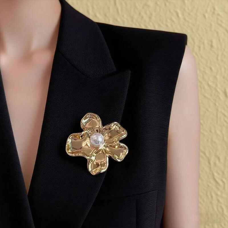 Edelstahl Perlenblumen Broschen für Damen Ladies Leichter Luxus Vielseitiger Anstecker Anzug Brustblumen Broschen Schmuck Zubehör