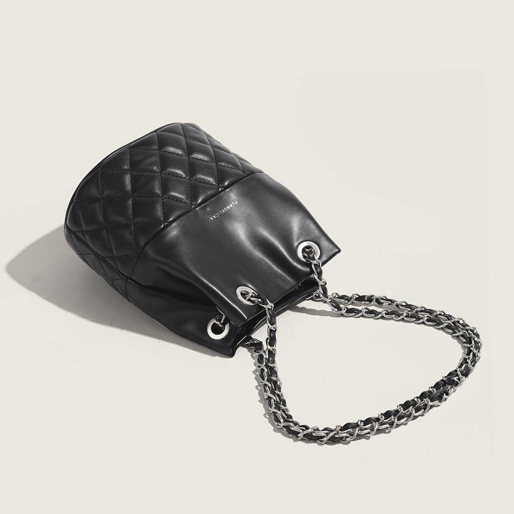 Xiaoxiang Fengshui Bucket Bag Women's Korean Style Ins Popular Diamond Chain Commuter Shoulder Bag Premium Texture Crossbody Bag