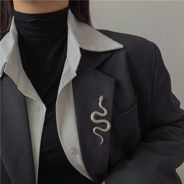Snake Brooch Femininity Niche Design Sense Creative Fashion Retro Personality Versatile Jacket Pin