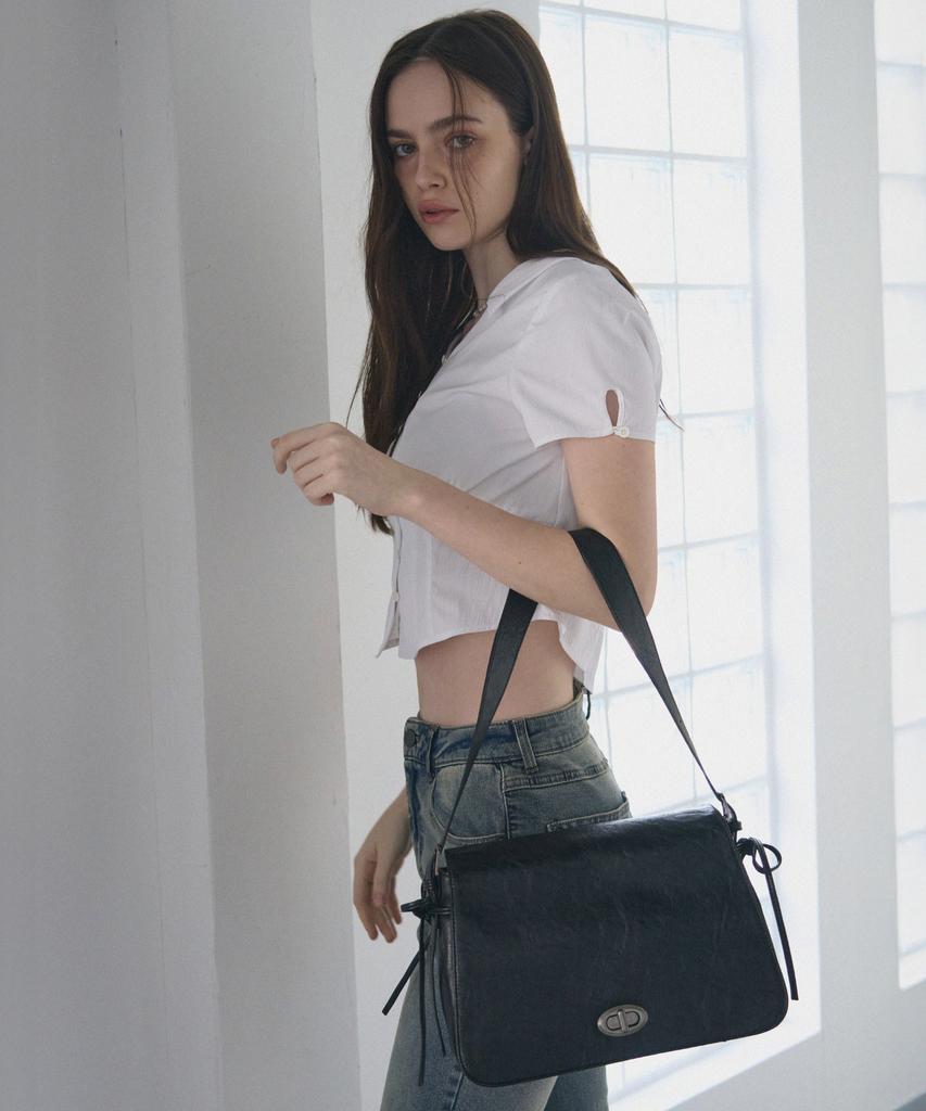 Leathery Ribbon Flap Shoulder Bag [Black]