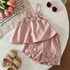 Koreaanse Versie Zoet en Schattig Zomer Nieuw 1-2 Jaar Oude Kinderkleding Meisjes Baby 3D Bloemen Tuigje Top+korte Broek Tweedelig Setje