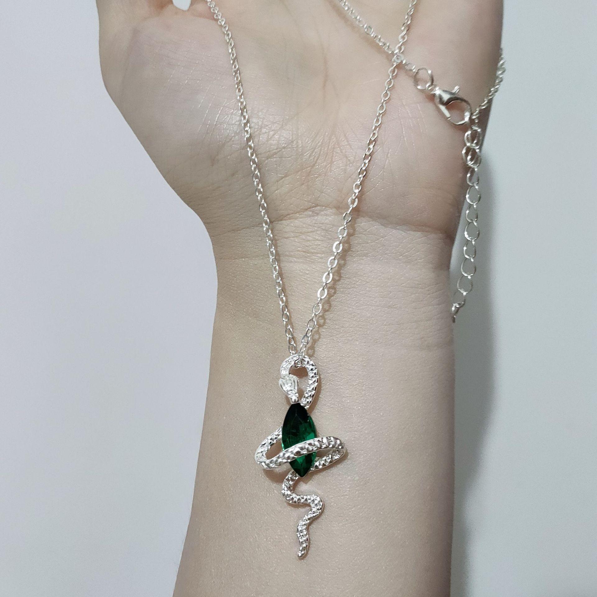 New Necklace with Snake Wrap Around The Heart, Hip-hop Punk Style Necklace, Female Niche Design 45CM