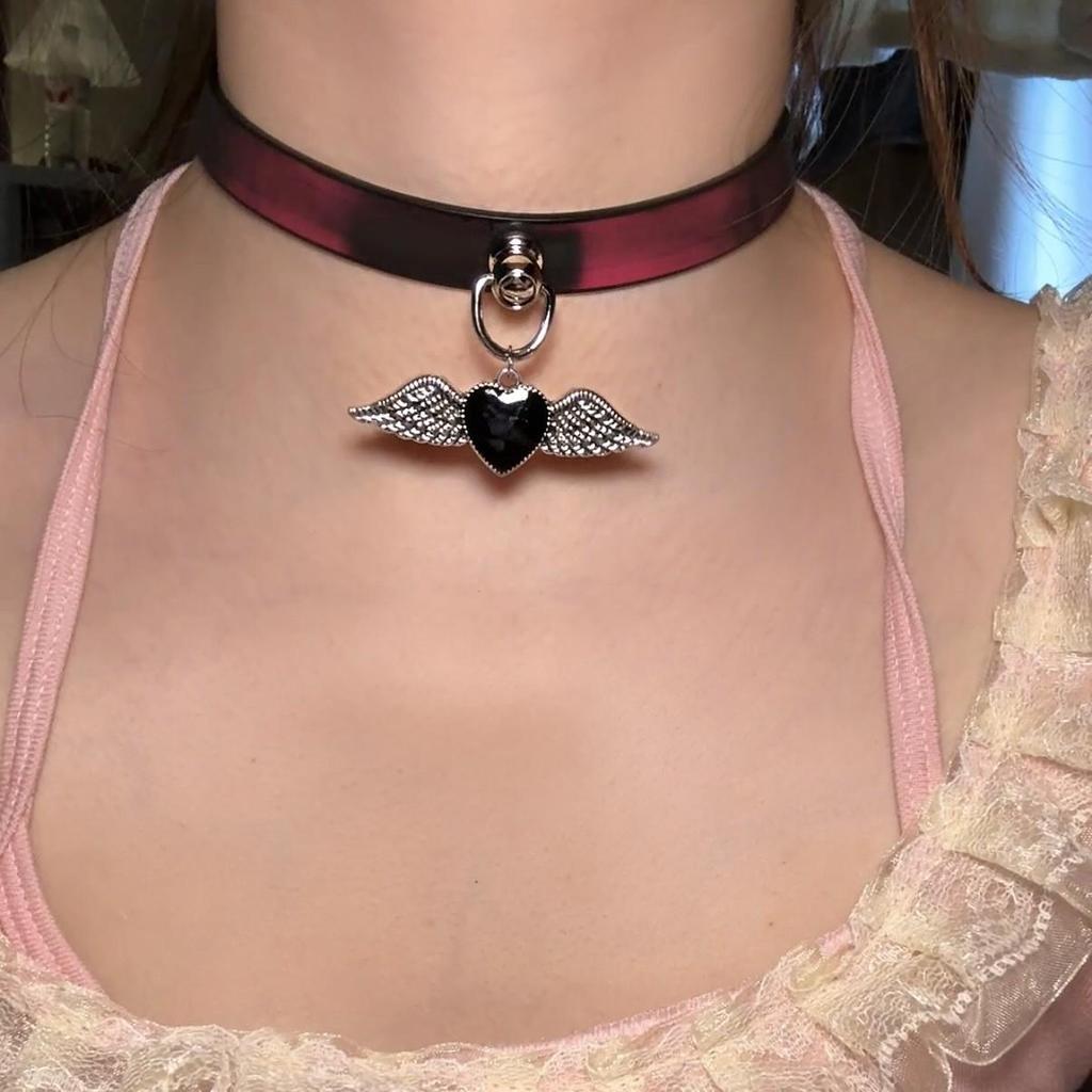 Chique Pittige Meisje Leren Bel Choker Ketting – Uniek Minderheidsontwerp