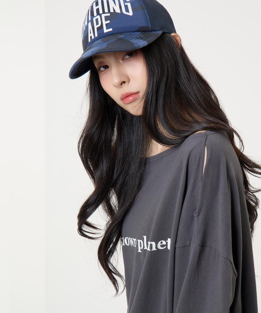 UNKNOWN PLANET Off-Shoulder Logo Long-Sleeve T-Shirt Charcoal