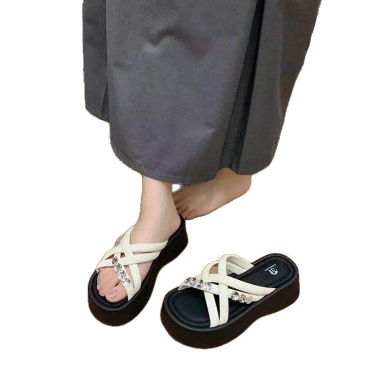 Beautiful temperament thick-soled cool slippers women's summer wear fashion and advanced sense 2025 new Xiaoxiangfeng going out beach shoes