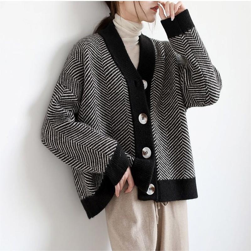 

Темпераментный трикотажный кардиган с V-образным вырезом в полоску, контрастных цветов, осенне-зимний, свободный, в ленивом стиле, высококлассный французский свитер для женщин 47-62 (average size) чёрный