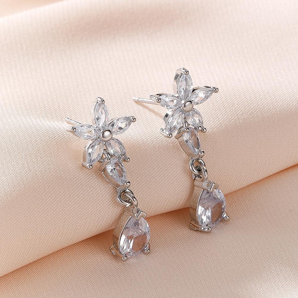 

Корейские серьги в стиле легкой роскоши, изысканные серьги-капельки с маленькими цветочками, прозрачные и модные женские серьги высокого класса белый