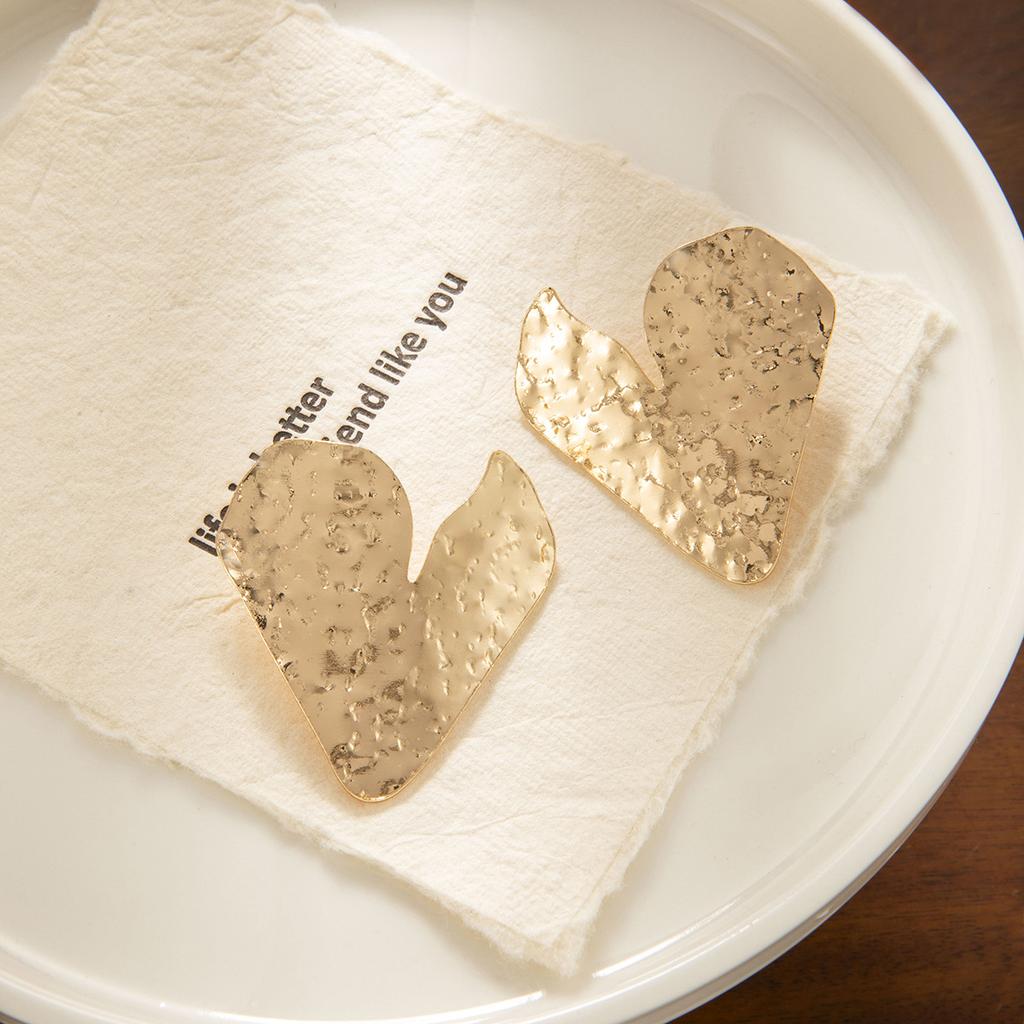 Retro Metal Wind Earrings, High-Grade Exaggerated Irregular Love Stud Earrings, Women'S Temperament Elegant Earrings