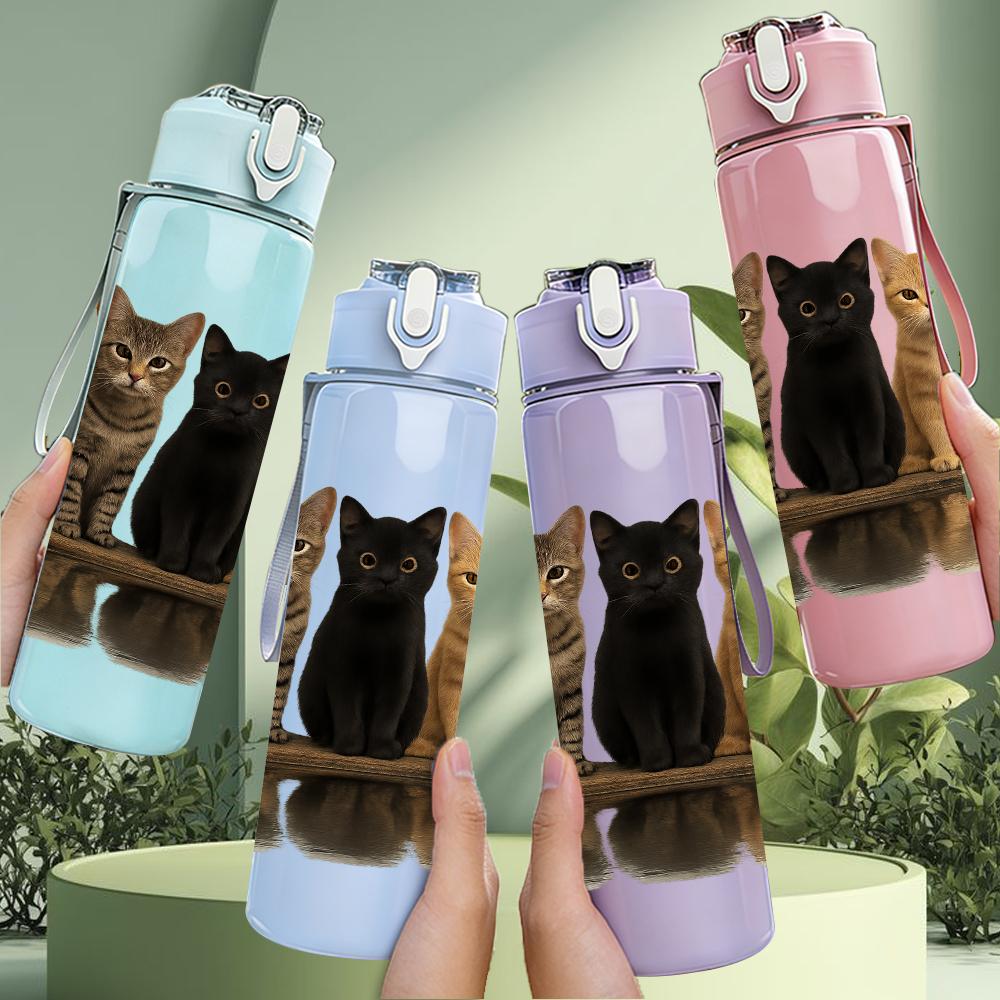 1PC Three Cats Wooden Platform Portrait 750ml Color Plastic Sports Water Bottle Leakproof Flip Straw Lid Suitable for Sports Office Home Use