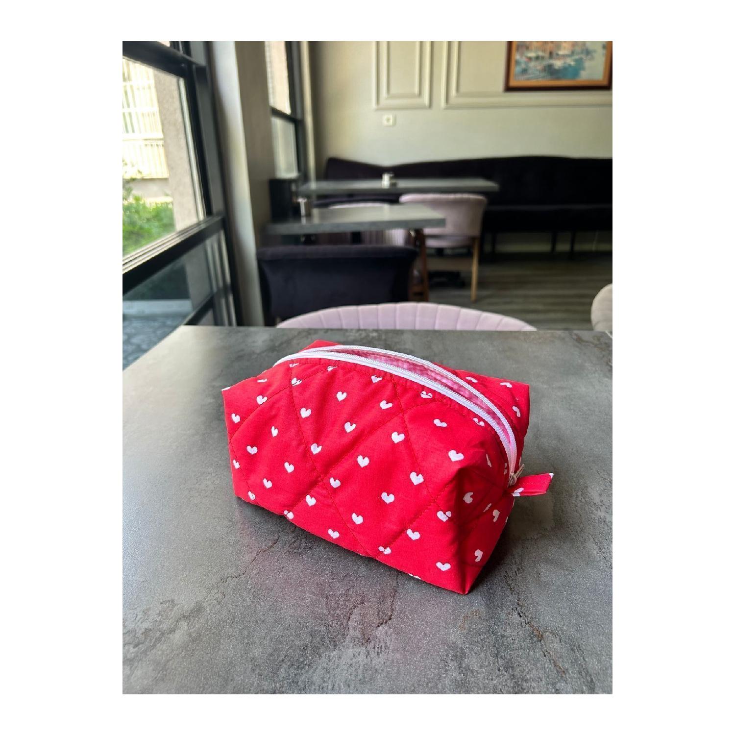 

Red Heart Pattern Makeup Bag - Medium Size червоний