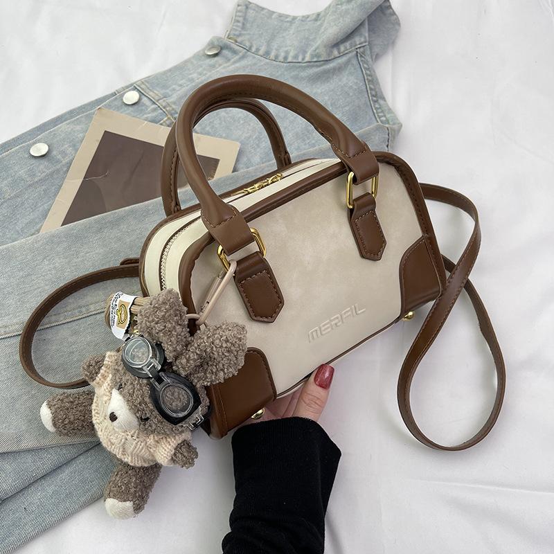 

Trend niche design shoulder bag, autumn and winter 2025 new fashion simple messenger bag commuter small square bag Without pendant