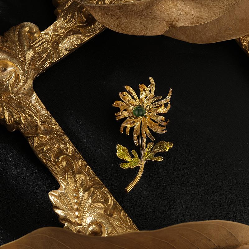 Dilly Snow Vintage Green Chalcedony Daisy Brooch - Elegant Floral Pin Accessory