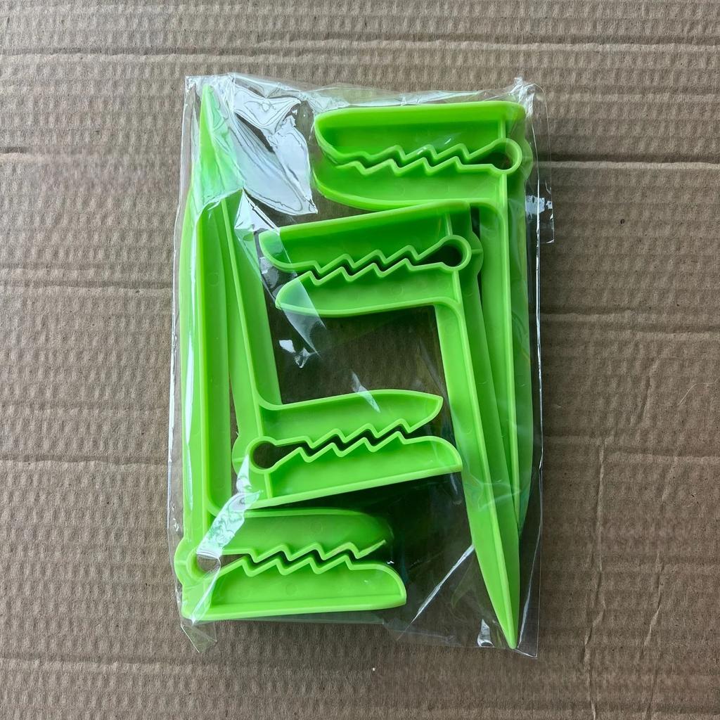 4PCS Beach Towel Clip Camping Mat Clip Outdoor Decorative Clothespins Sheet Holder Towel Clamp Clothes Pegs Tent Clips