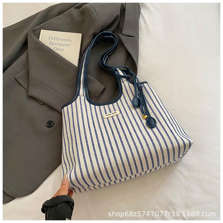 2025 lässige Pendler-Tragetasche Damen Nische gestreift schlicht Mode tragbare Umhängetasche große Kapazität Unterarmtasche