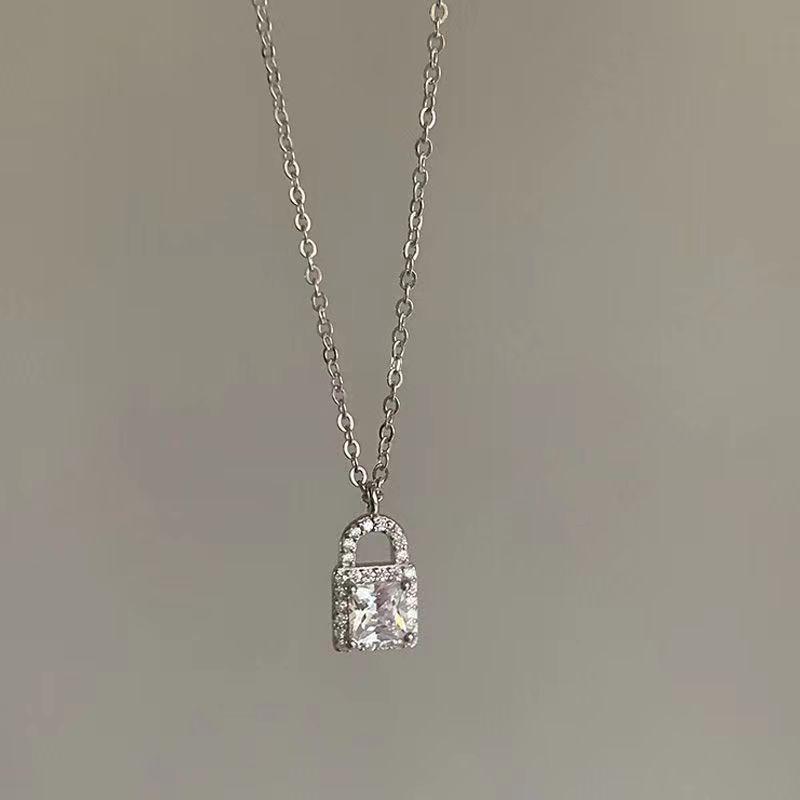 

Роскошное летнее ожерелье на ключицу с бриллиантами 2022 года: Простой, элегантный, стильный стиль для женщин No sizes are provided in the input map