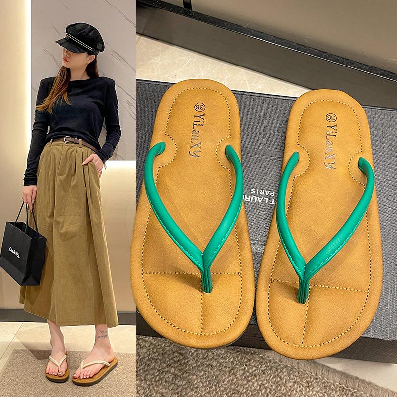 

Flip-flops women s outer wear 2025 summer new European and American foreign trade large size flat bottom pinch foot beach cool slippers women s shoes 40