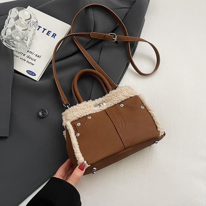 Autumn and Winter Retro Lamb Wool Tote Bag Women's 2025 New Shoulder Messenger Bag High-end Fluff Portable Bucket Bag