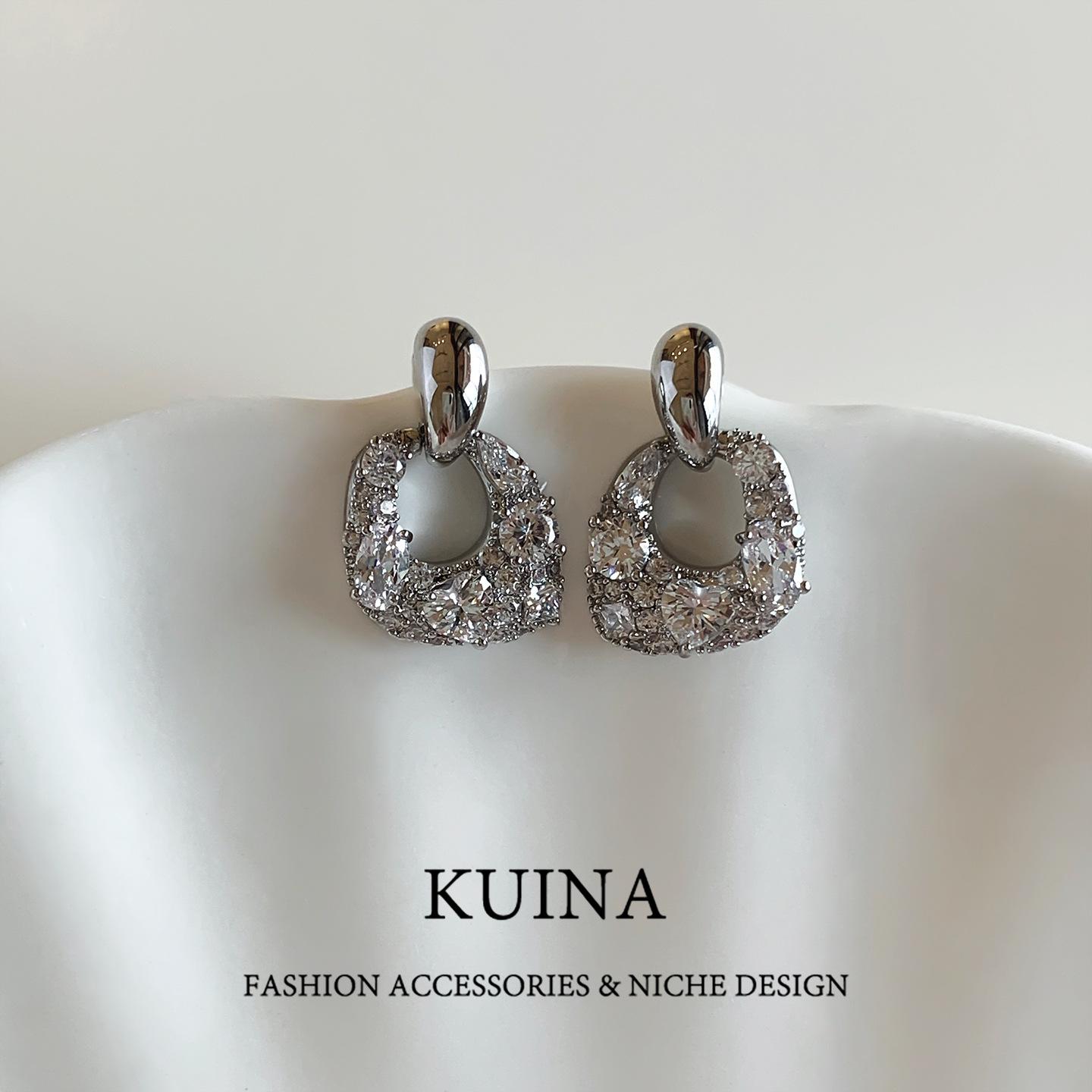 

French light luxury geometric full diamond stud earrings, earrings, fashion sense earrings, exquisite small fragrant ear jewelry.