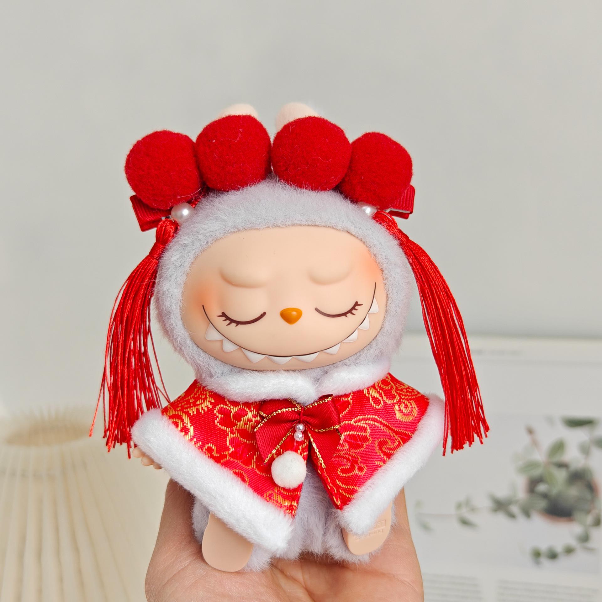 

Подвеска Лабубу: Наряд для младенца первого и второго поколения - Красная новогодняя накидка в старинном стиле For First and Second Generation Labubu Pendant