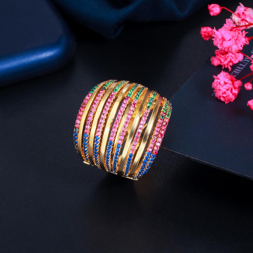 

Блестящее кольцо с микроинкрустацией цветным цирконом, с гальваническим покрытием из настоящего золота, как на картинке и в образцах ювелирных изделий.