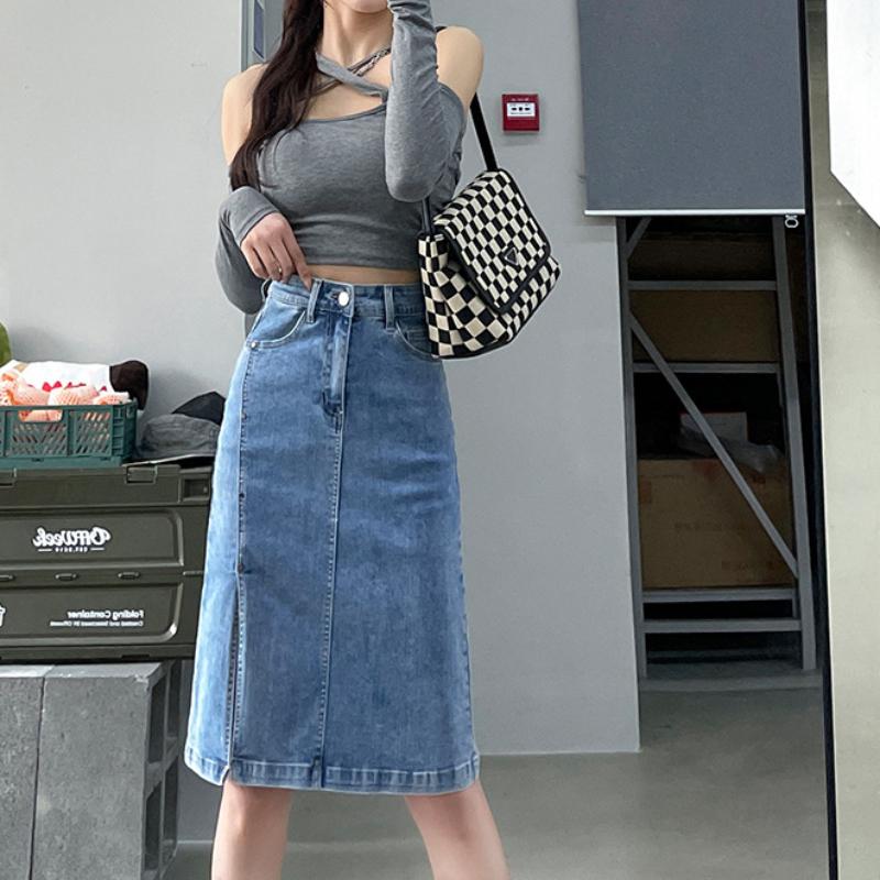 

Маленькая весенне-летняя джинсовая юбка миди А-силуэта с разрезом, застежкой на талии и бахромой 2XL синий