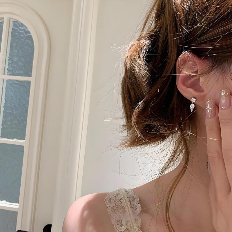 Exquisite Luxury Glittering Zircon Diamond-shaped Earrings for Women, Elegant and Simple, Resembling Moissanite In Style.