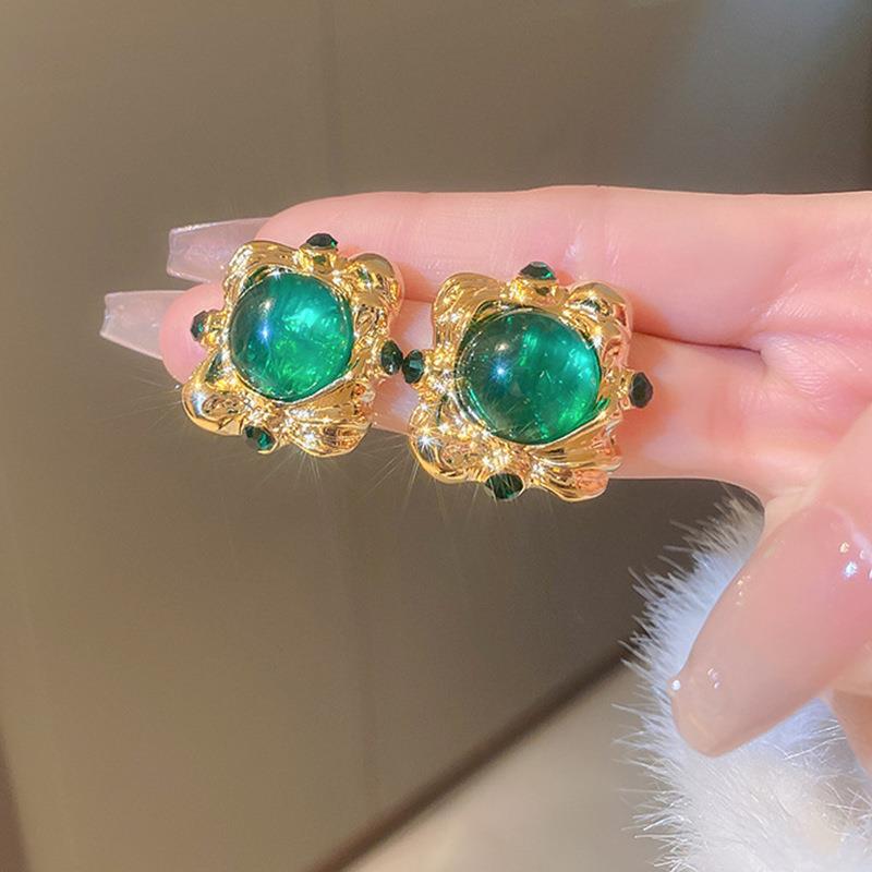 Elegant Vintage Women Girls Classic Resin Stone Earrings Ear Clips Fashion Retro Palace Lady Party Banquet Jewelry Ear Rings