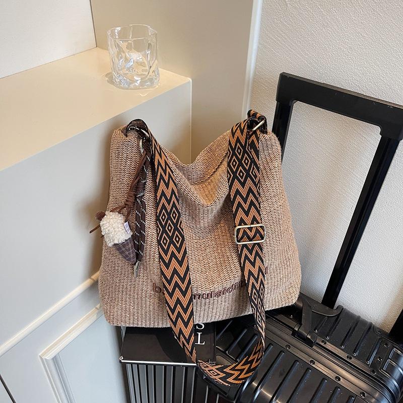 

Лето 2025 новый зарубежный стиль простая текстура большая вместимость сумка-тоут модный тренд женская на плечо сумка-мессенджер Without pendant хаки