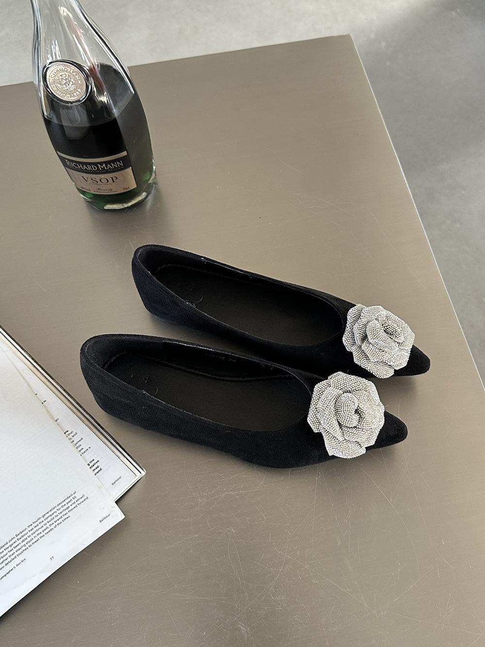 

Модные женские туфли-лоферы с острым носком на плоской подошве, новинка 2024 года, фиолетовые, черные, зеленые, бежевые, со стразами, туфли на низком каблуке, размер 35-39 5.5 чёрный