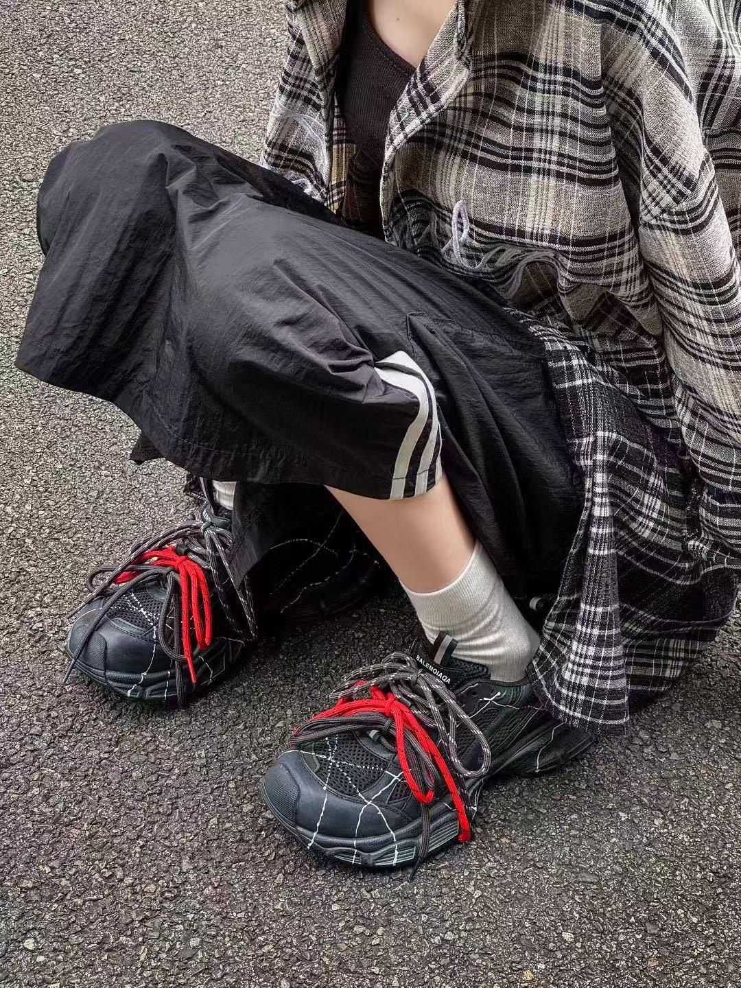 

Женские кроссовки в европейском стиле на толстой подошве, дышащие, с цветовыми блоками, осень 2025 36 темно-серого