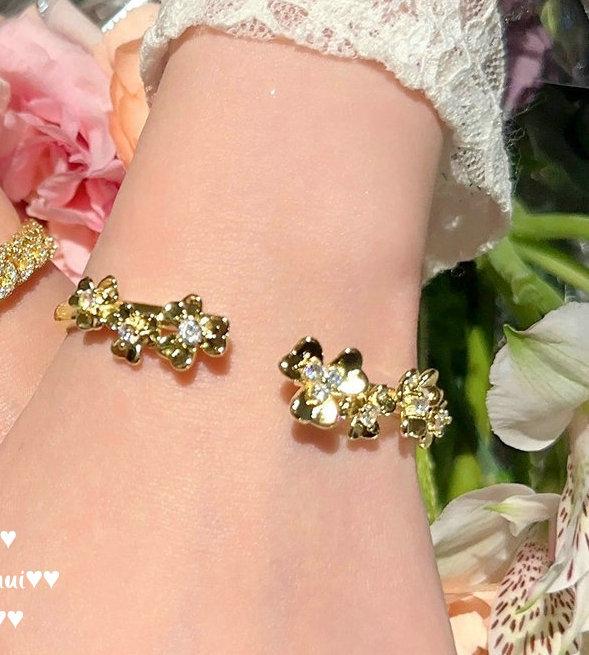 

Light Petal Rich Flower Gem Bracelet, Rich Family Thousand Gold, Plated With 18K Gold, Holding Flower Zircon Bracelet Stacked