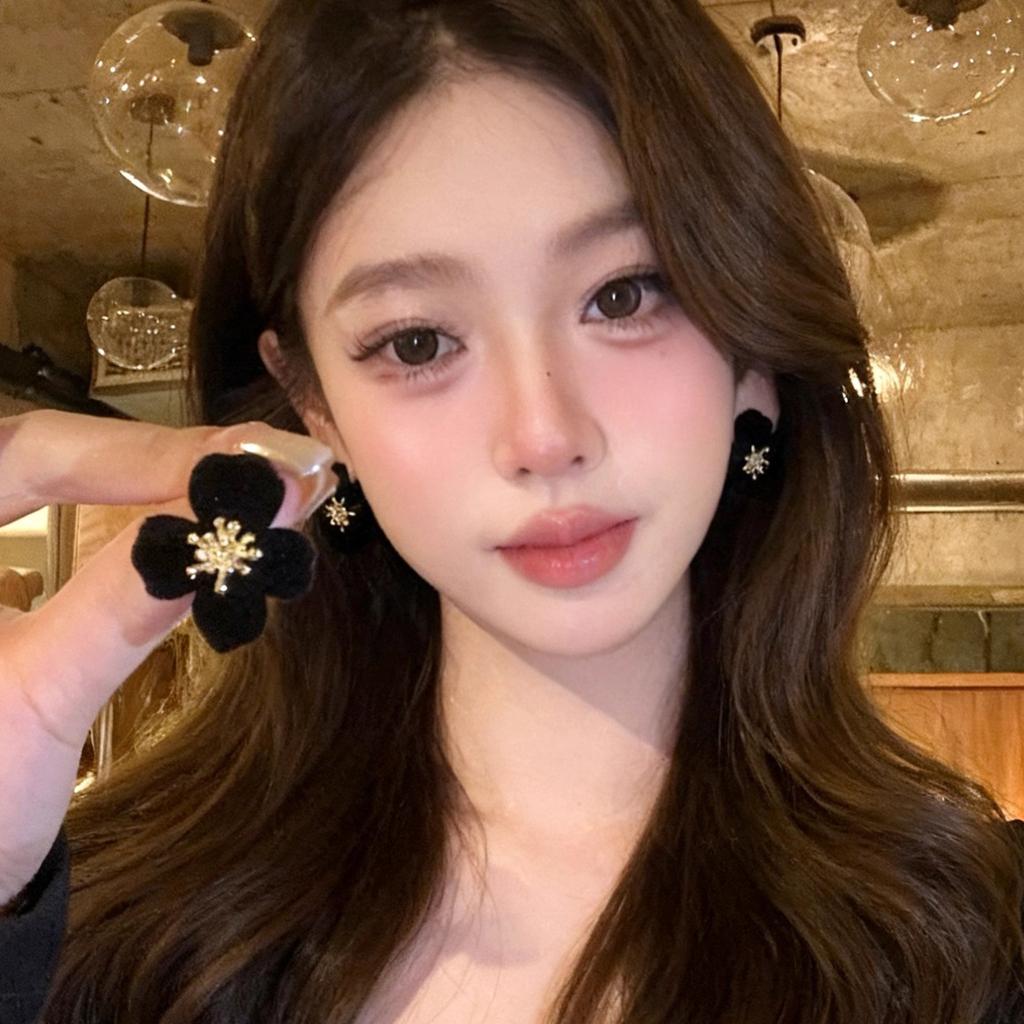Retro Hong Kong Style Velvet Flower Pierced Earrings & Ear Clips, High-End Temperament Autumn Winter Decorative Earrings for Girls