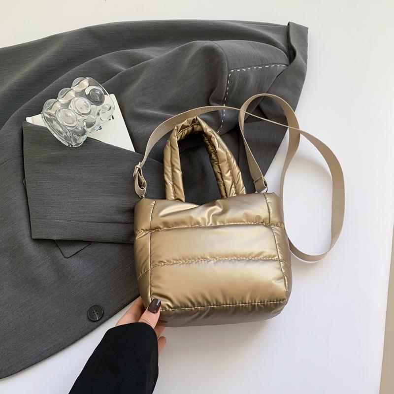 

2024 Женская повседневная модная сумка-ведро: Легкая куртка из пухового хлопка в стиле для осени/зимы, универсальная сумка-тоут и кроссбоди золотой