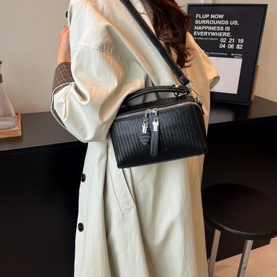 High-end Niche Bag Women's Autumn and Winter Retro New Fashion Messenger Bag Portable Pillow Bag
