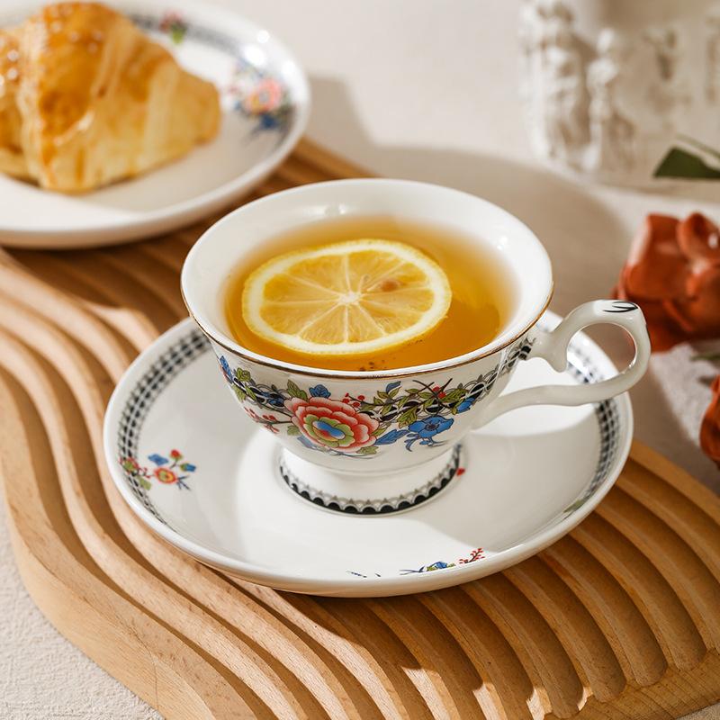Blue and White Porcelain Coffee Cups and Saucers Vintage Gold Rim Peony Ceramic Mug Exquisite Afternoon Tea Flower Tea Cup Gift