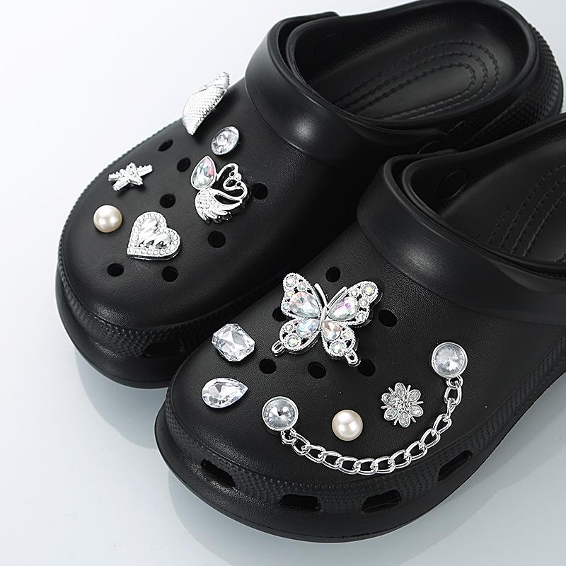 Set da 12 Pezzi Charms per Scarpe a Catena Argentati Incastonati di Diamanti Per Decorazioni Fai-da-te con Pattern Calamaro Farfalla Conchiglia Fibbia per Scarpe