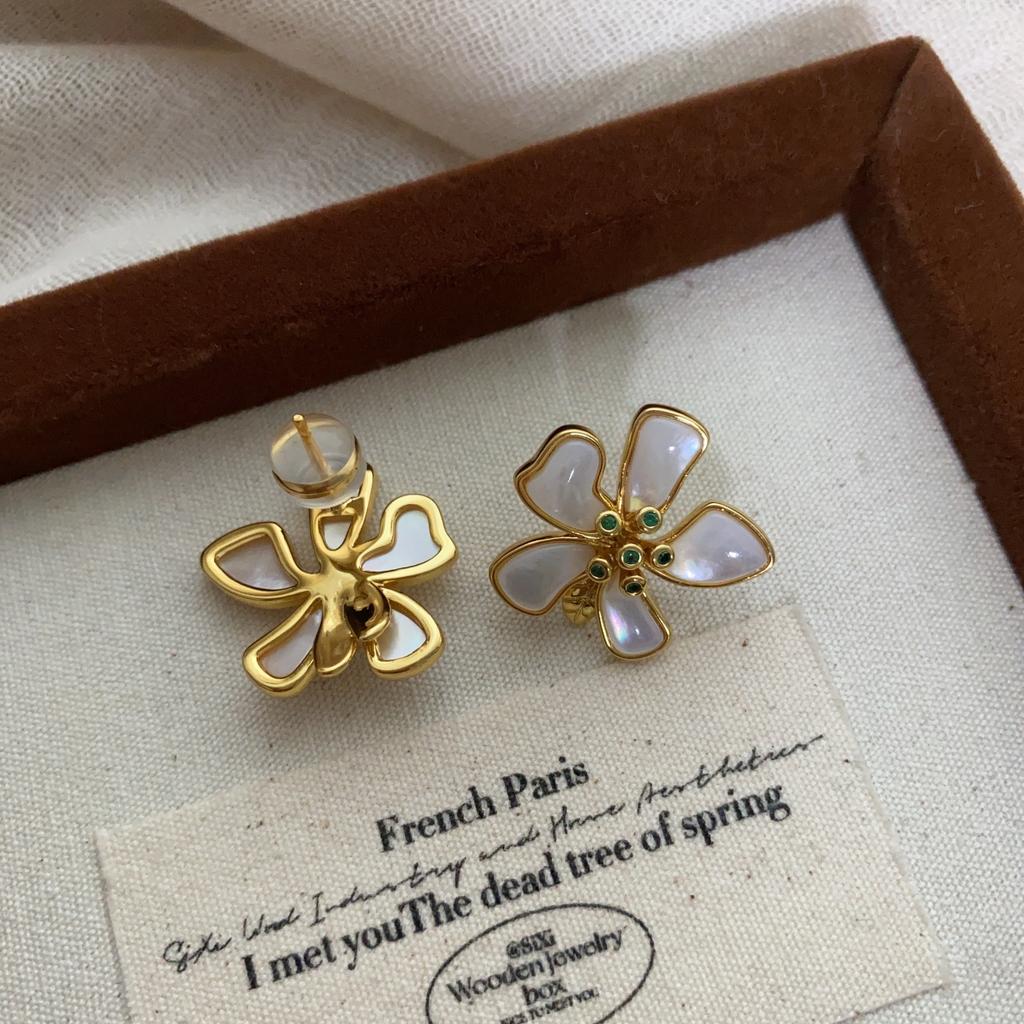 White shell flower stud earrings, high-end simple petals, small fresh and gentle French light luxury romantic earrings