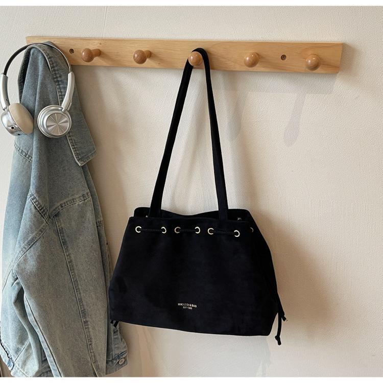 Retro niche design tote bag women s bag 2025 new large-capacity commuter underarm bag casual fashion shoulder bag