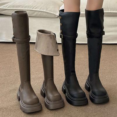 Zwei tragen dicke Sohlen, kniehohe Stiefel, Kinder-Saison, dicke Absatz-Samtstiefel