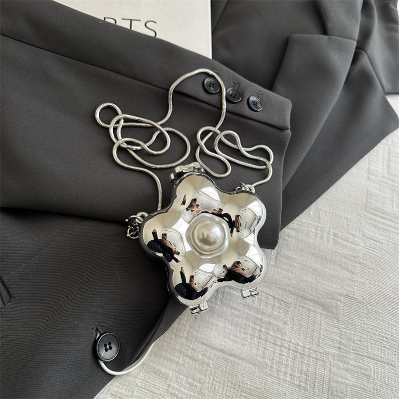 

2025 new personalized design flower bag European and American fashion niche Internet celebrity versatile women messenger mini earphone bag серебряный