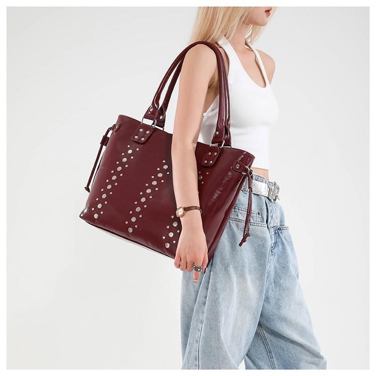 2025 Summer Popular Rivet Shoulder Bag Fashionable Large Capacity Tote Bag Casual Versatile Underarm Bag