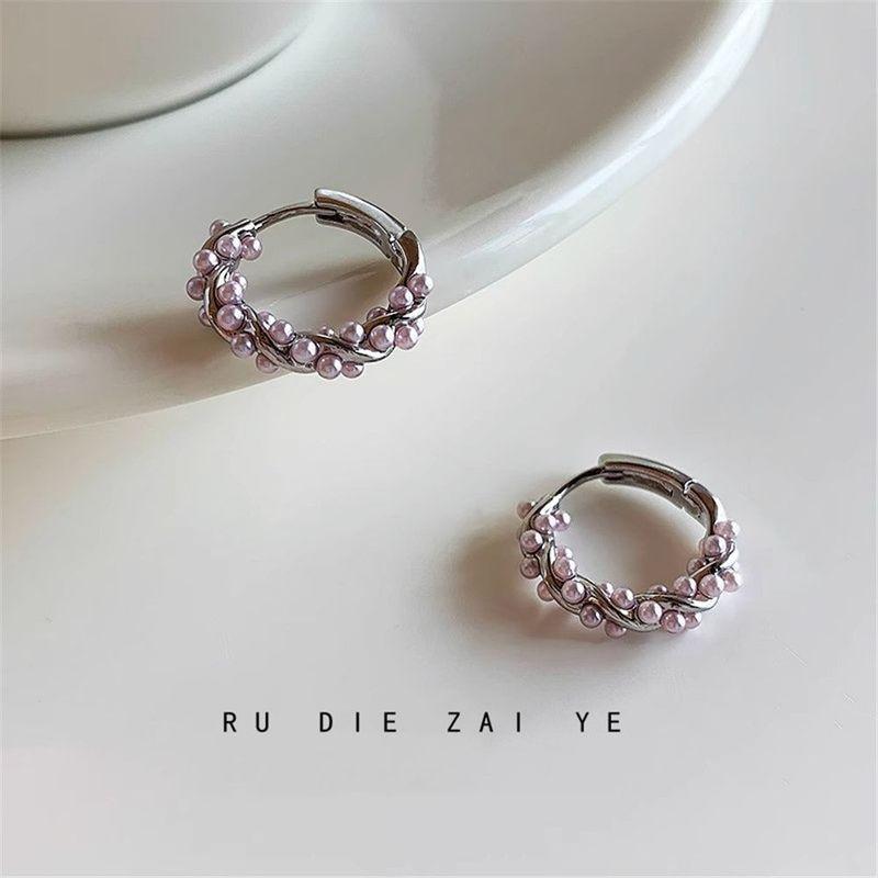 

Rudie in the Wild Fancy Fengxin Purple Pearl Ear Clip Earrings Niche Style Design Ear Studs Accessible Luxury Graceful Earrings A pair of wind letter purple ear rings