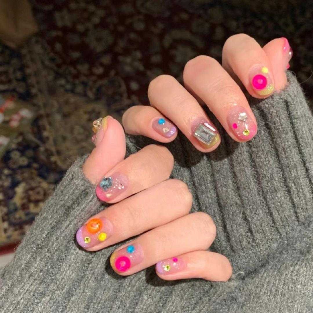 

B657 Милые Короткие Ногти с Сердечками Любви - Броские Цвета и Дизайн с Бриллиантовыми Звездами B657-Cute Colorful Diamond [Glue-on]