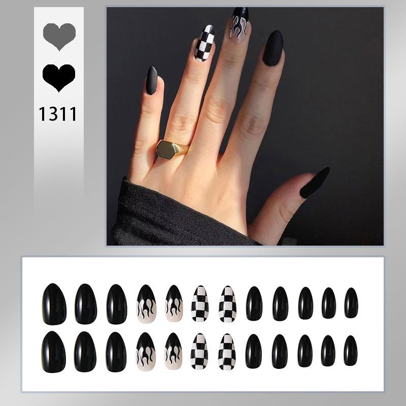 

Клетчатые черно-белые накладные ногти со сладким крутым пламенем – европейский и американский стиль Glue Model