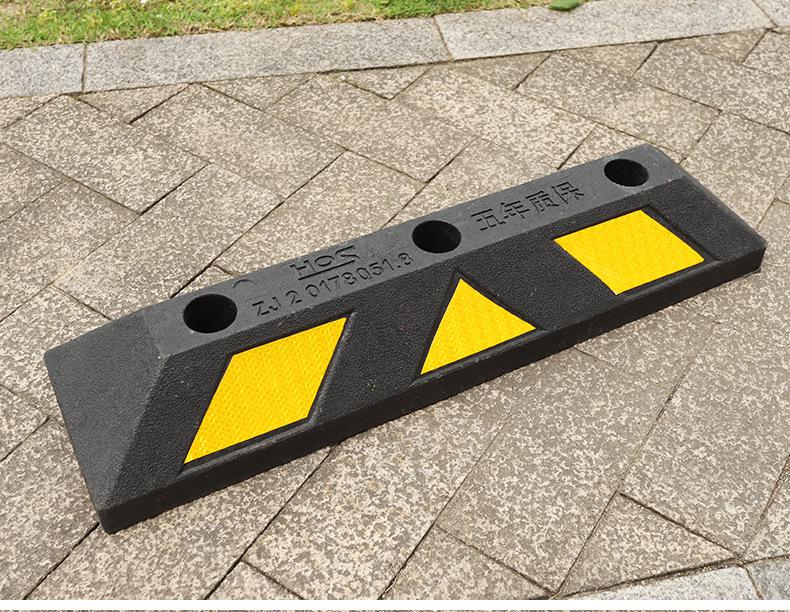 Rubber and Plastic Wheel Chock & Bollard: Car Stop, Anti-Collision Block, Curb Ramp, Parking Lot Vehicle Stopper