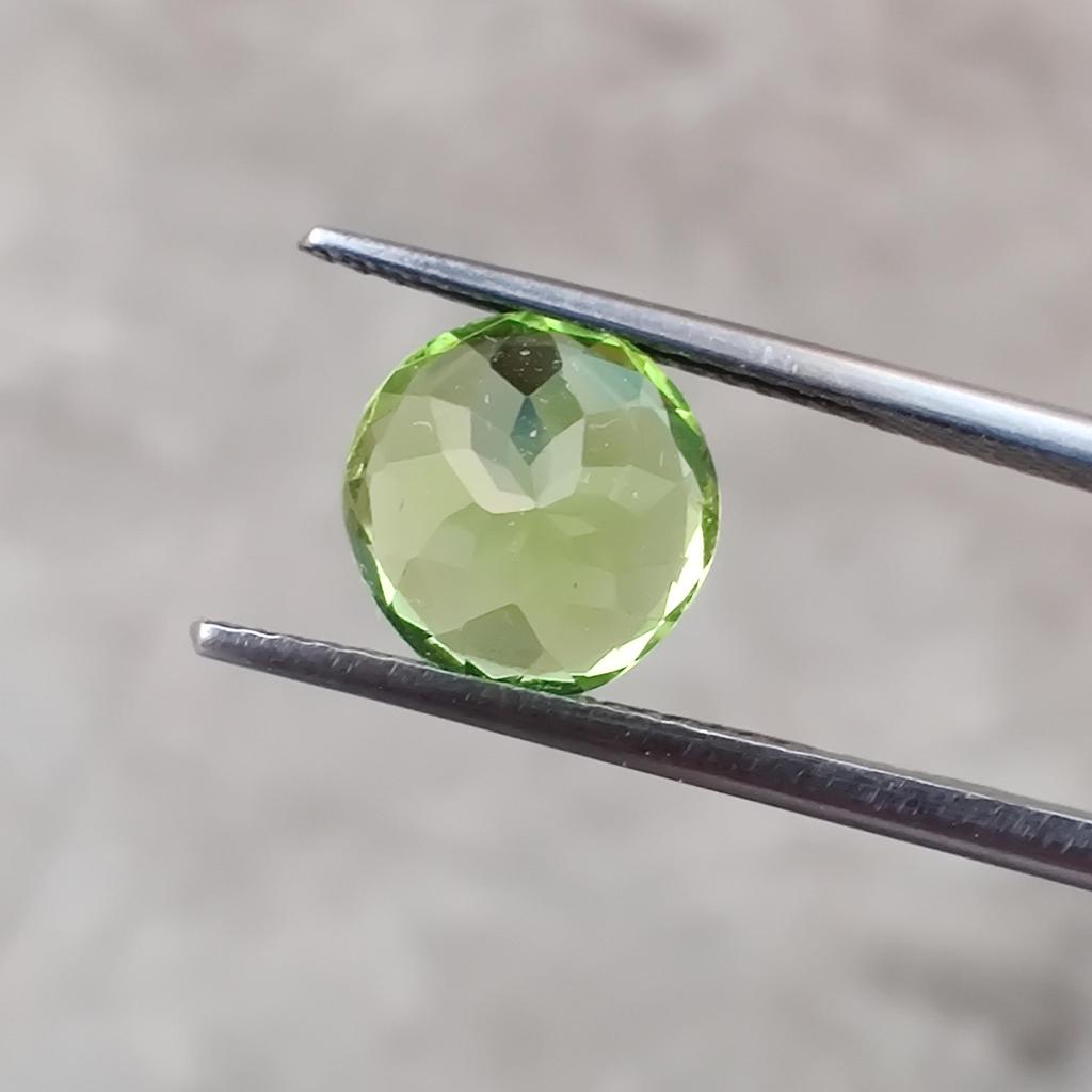 Peridot Shade Round Cut Glass Stone, 2 Carat Glass Stone, Loose Glass Stone, 8 MM Size Round.