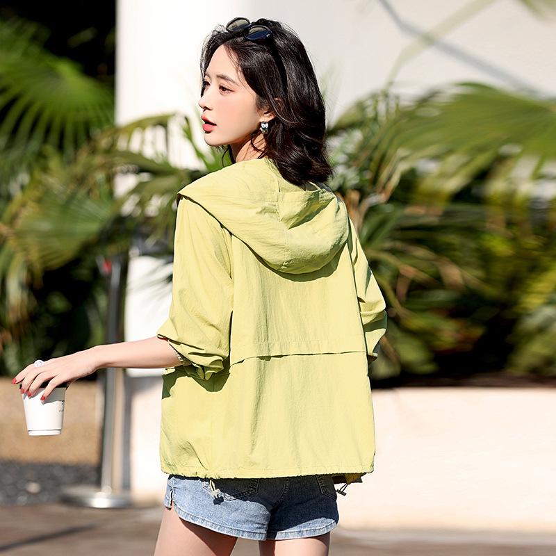 Middle-aged Women's Lightweight Summer Jacket: Fashionable, Slimming Sun-Protective Outerwear