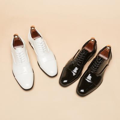 Britische neue Frühjahrs- und Sommer-Lackleder-Glanz Herren-Lederschuhe Drei-Naht Business-Kleidung Oxford-Schuhe Jugend Hochzeit