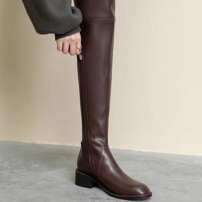 2025 Koreanische Version zeigt Beine dünn über dem Knie lange Stiefel Damen niedriger Absatz weitet Beinumfang Winter dünner Samt hohe Ritterstiefel braun