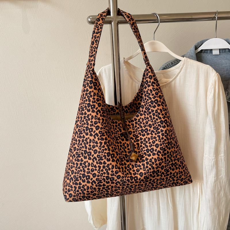 

Niche leopard print bag women s new trendy fashion popular shoulder bag large capacity tote bag